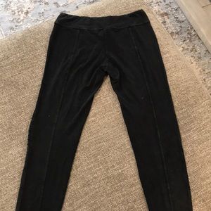 Size medium black leggings. Very soft.